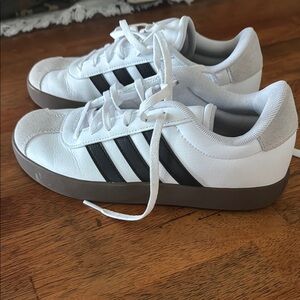 Kids VL adidas Court Shoe   NWOT